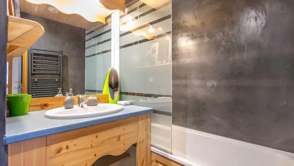 Apartment in France With Pool & Mountain Views - Miniature 6