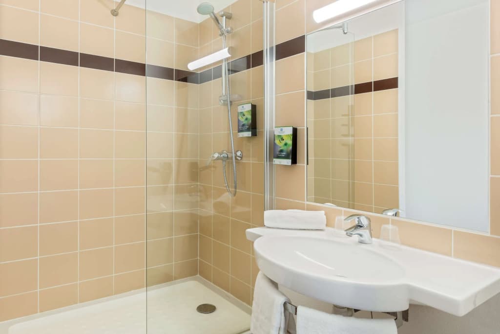 Sure Hotel by Best Western Saint-Amand-Les-Eaux - Miniature 8