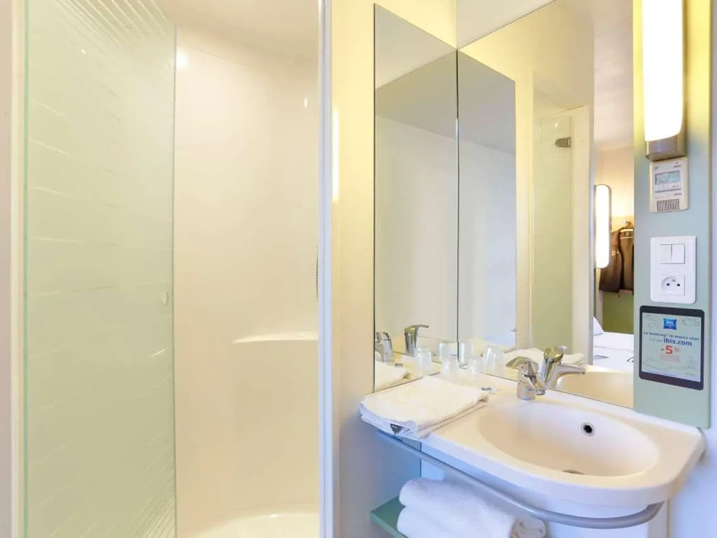 First Inn Hotel - Miniature 7