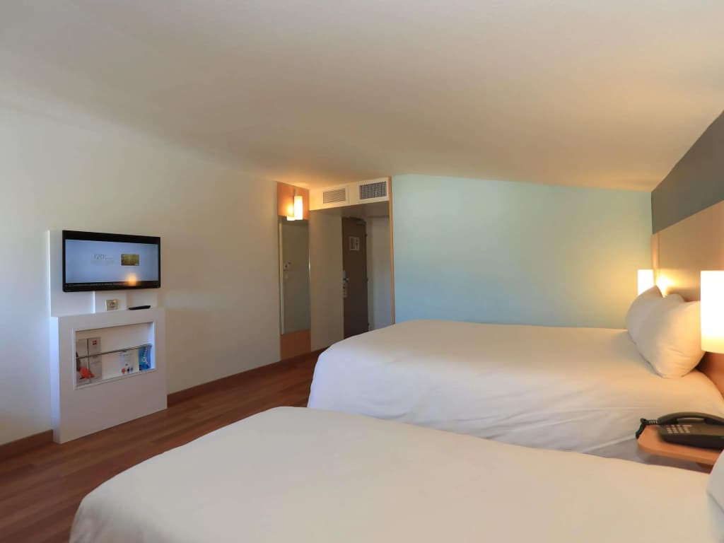 ibis Aurillac - Photo 1