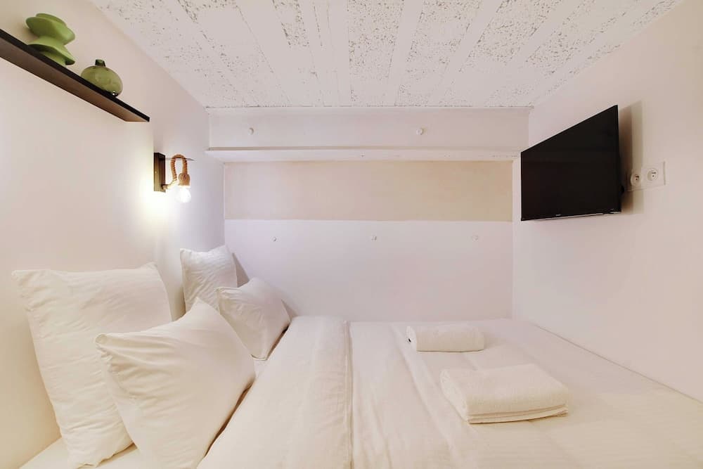 Charming Appt- 4p/1br- in the Heart of the Marais - Photo 4