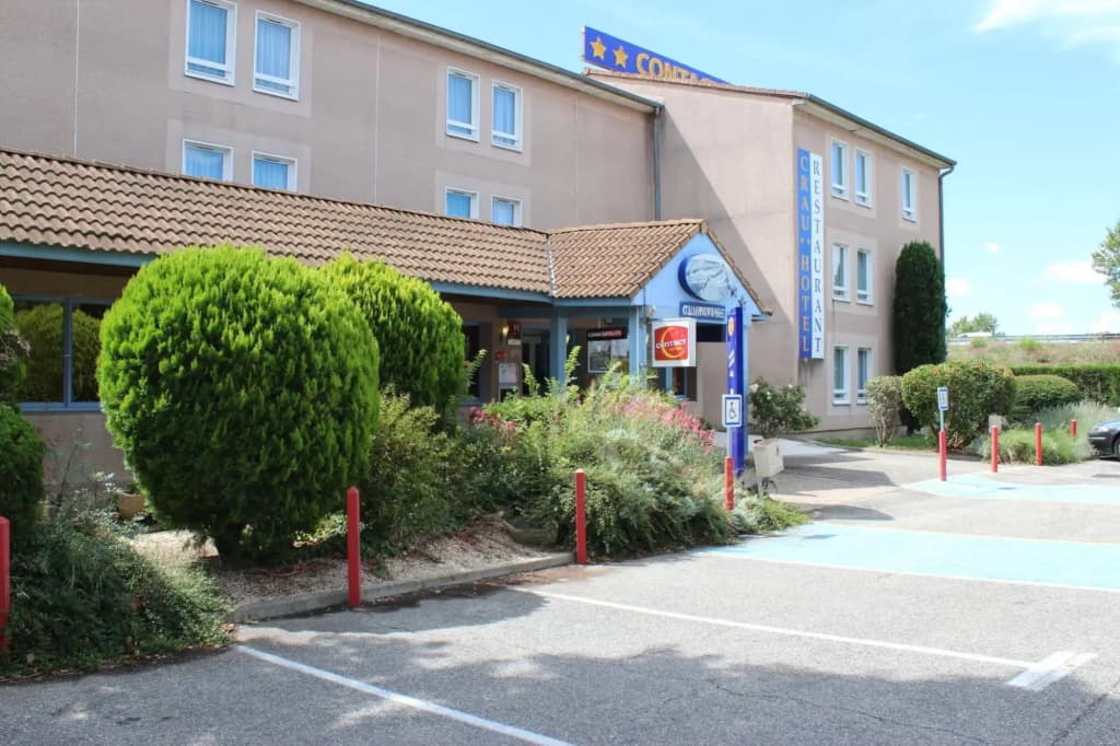 Crau Hotel - Photo 1