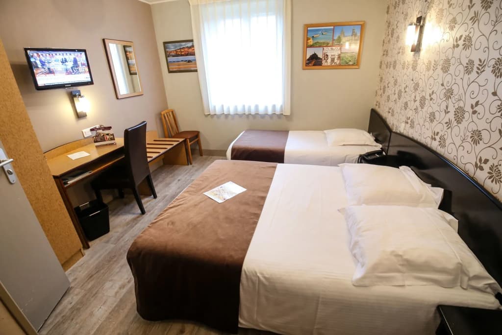 Hotel Le Bayeux - Photo 3