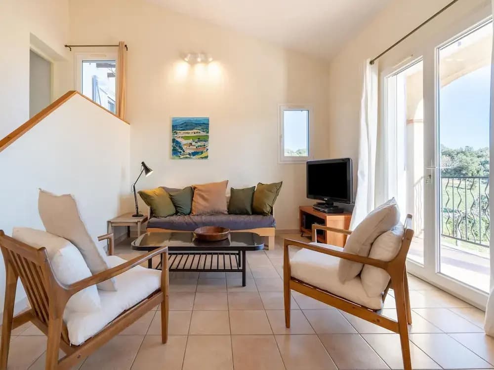 Tranquil Holiday Home With Private Pool - Miniature 6