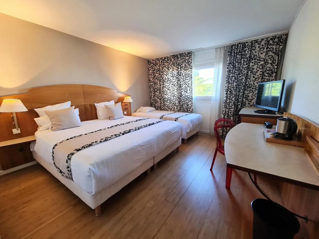 C Suites - Photo 1