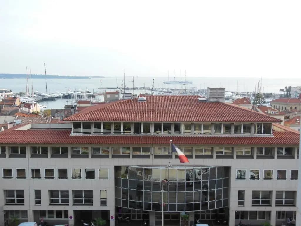 2, 3 and 4 bedroom sea view Forville Apartments 5 mins from the Palais - Photo 1