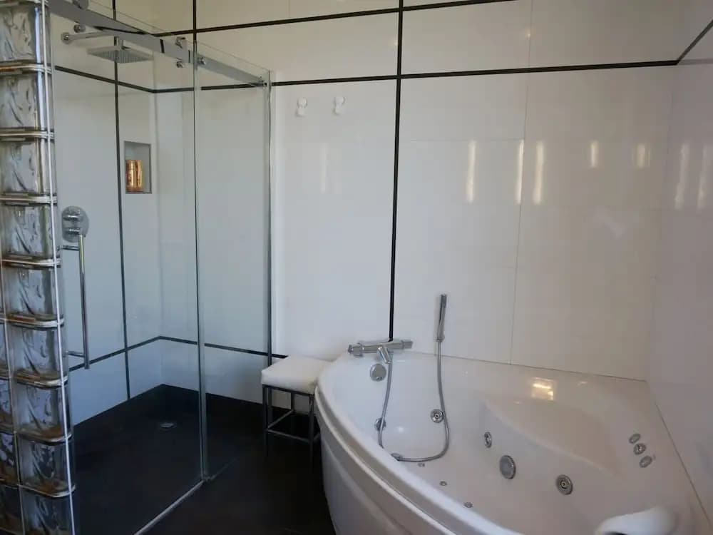 Holiday Home With Private Pool - Miniature 8