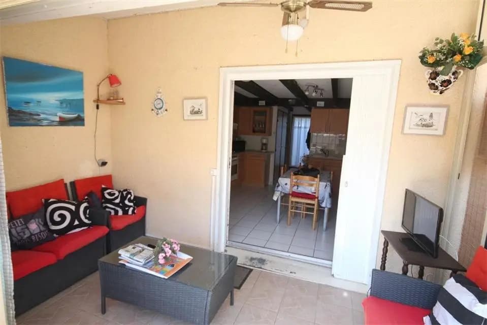villa 3 chambres 6 couchages petite terrasse dans résidence sécurisée avec piscine commune 400m de la mer LRJP50 - Photo 2