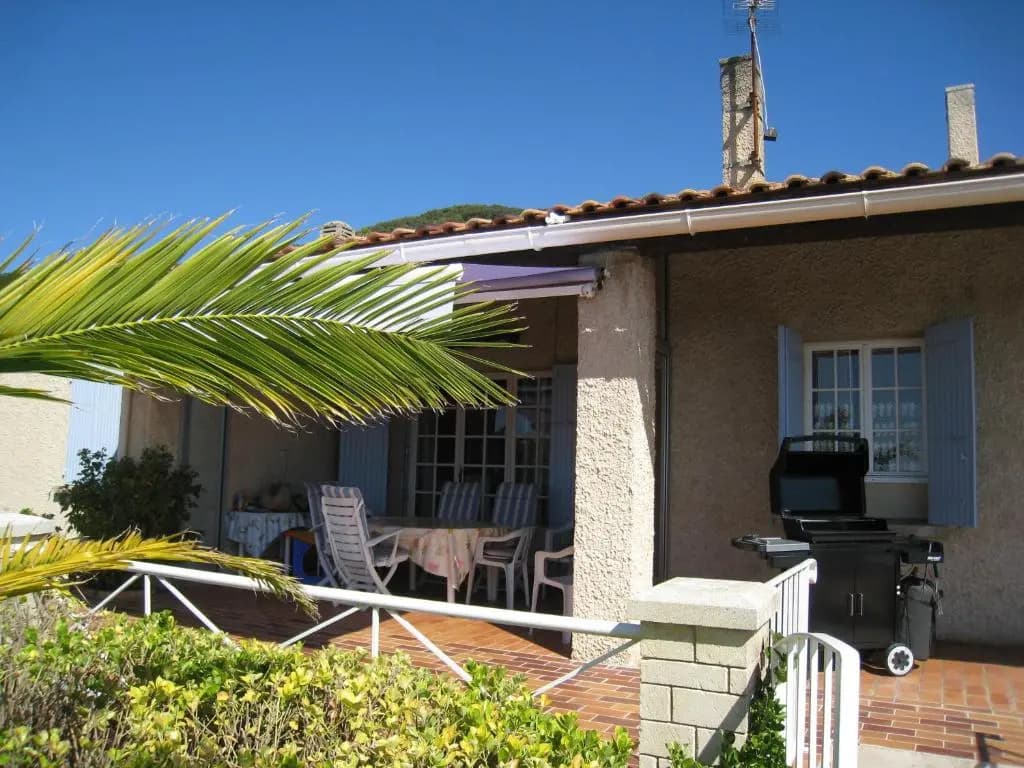 Maison de vacances avec piscine privée, possédant une très une jolie vue sur le Luberon, agréable jardin, située à Mérindo...