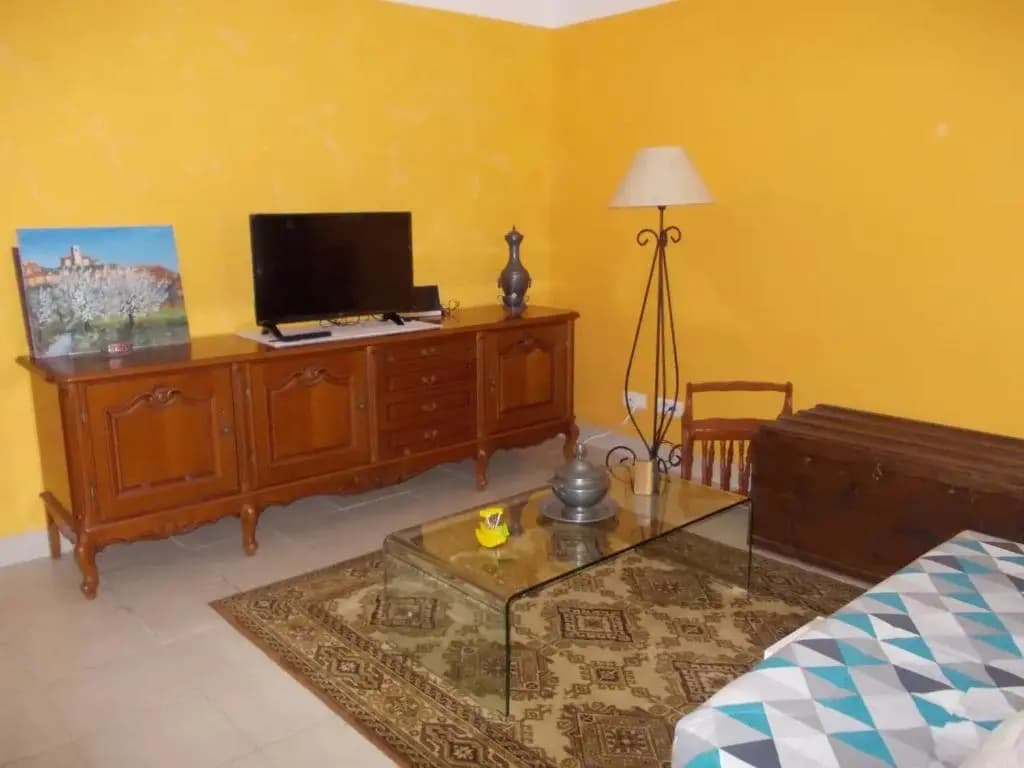 Appartement T2 bas de villa avec jardinet au calme proche mer - Photo 5