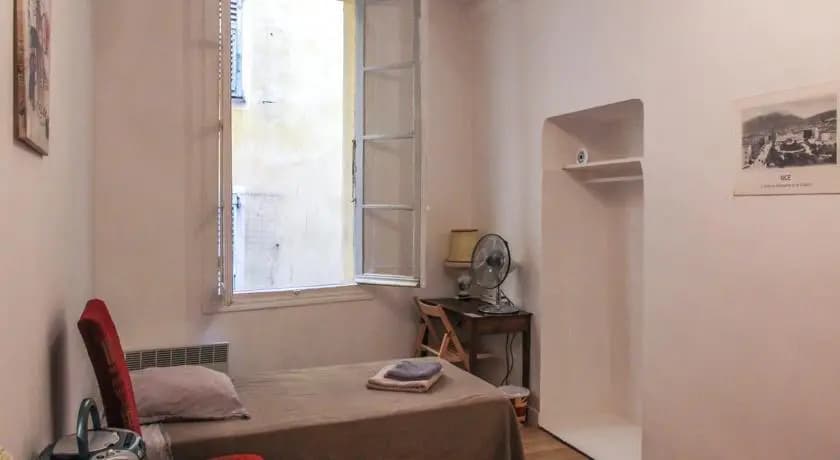 Room in apartment - Rue Droite - Miniature 6