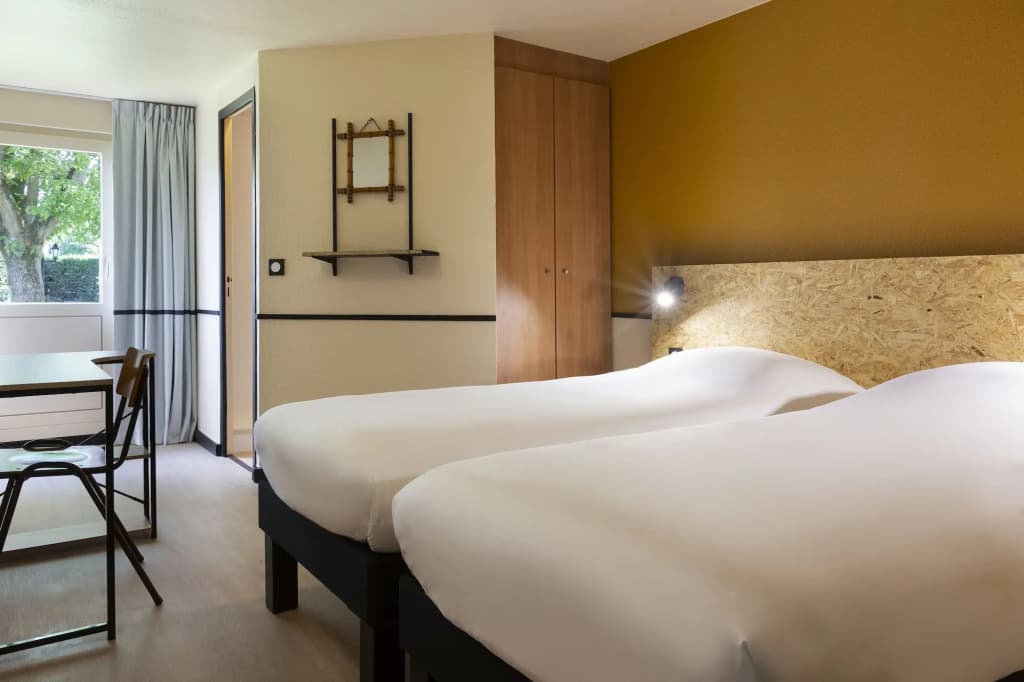 greet Hotel Villeneuve La Garenne - Miniature 6