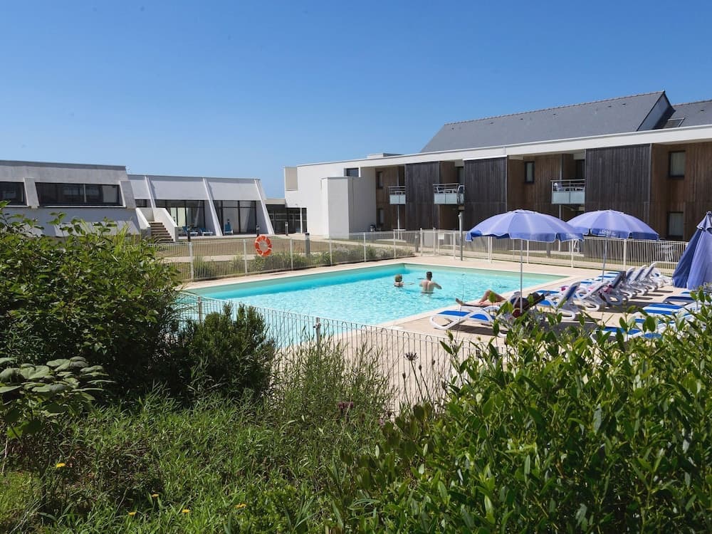Seafront Apartment With Pool - Miniature 7