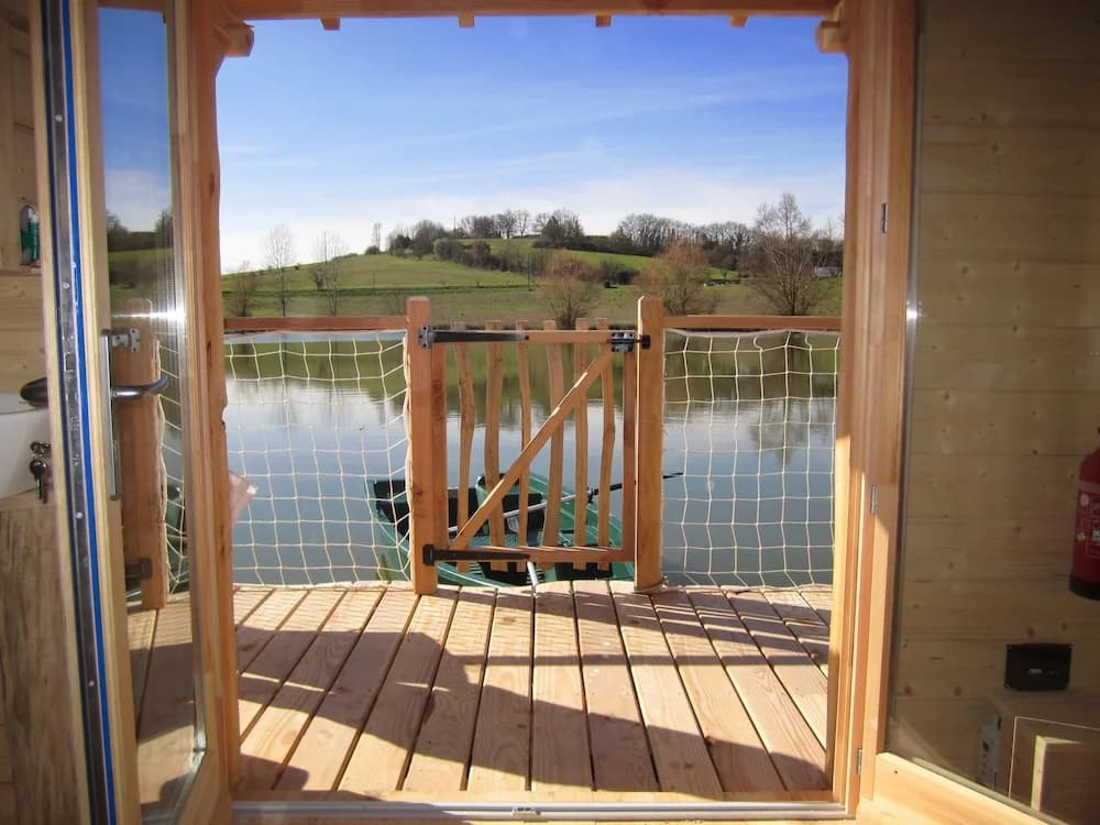 Cabanes flottantes du lac de Pelisse - Photo 4