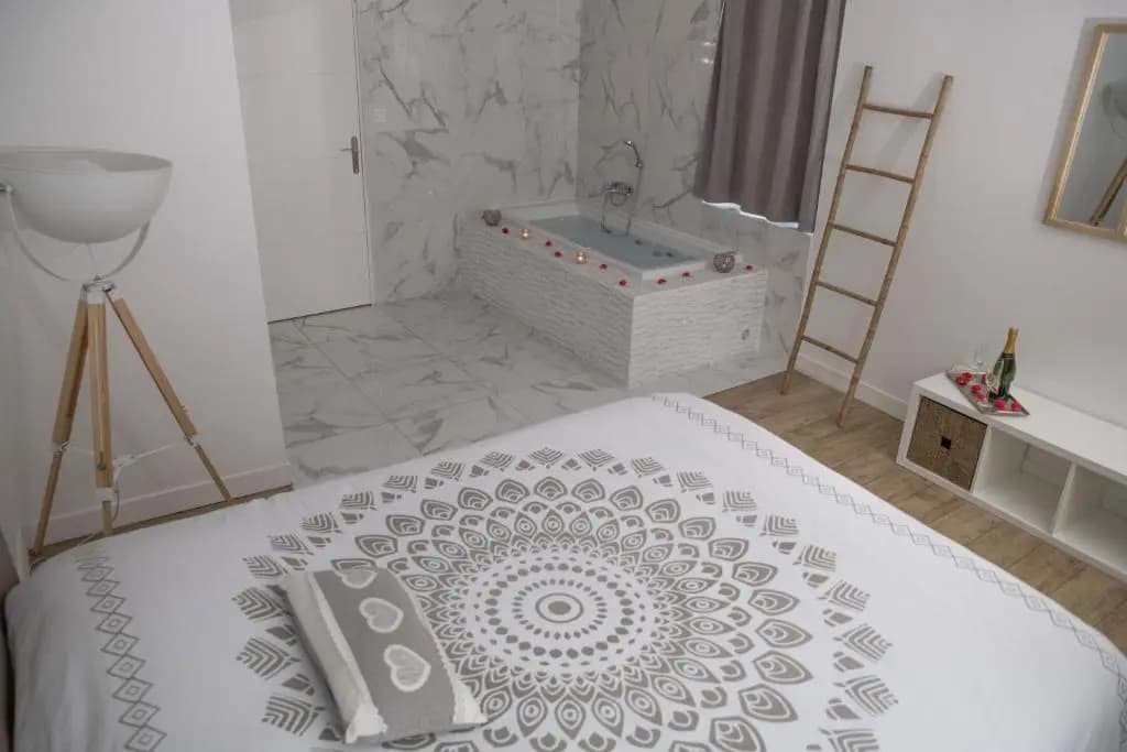 Triplex de luxe 110 m2 hyper centre jacuzzi - Photo 2