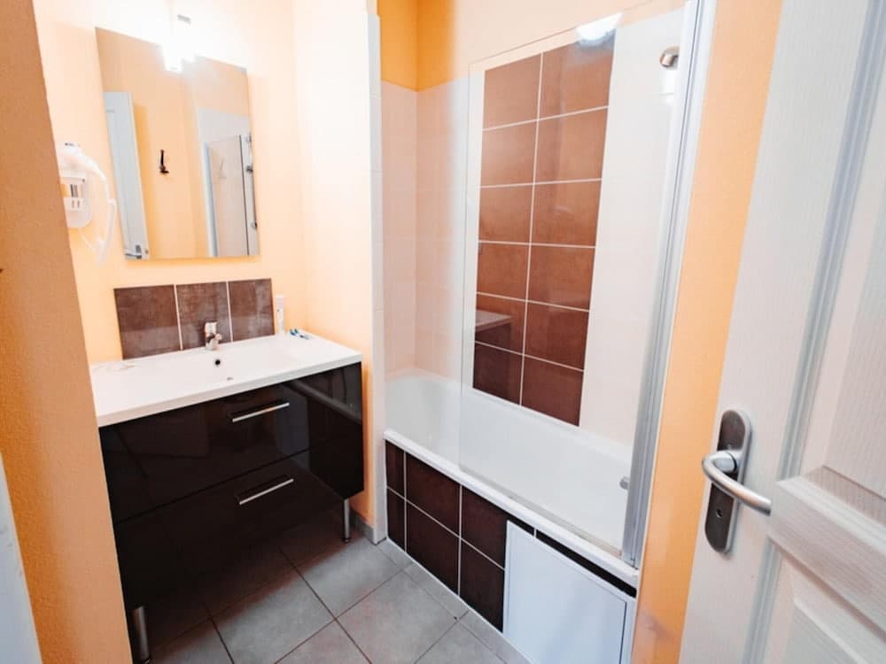 Cozy 2-bedroom Apartment for 4 People - Miniature 6