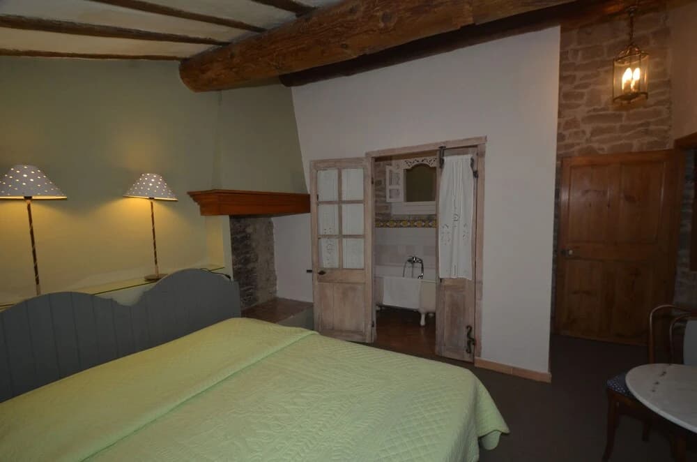 Bed and Art - Photo 5