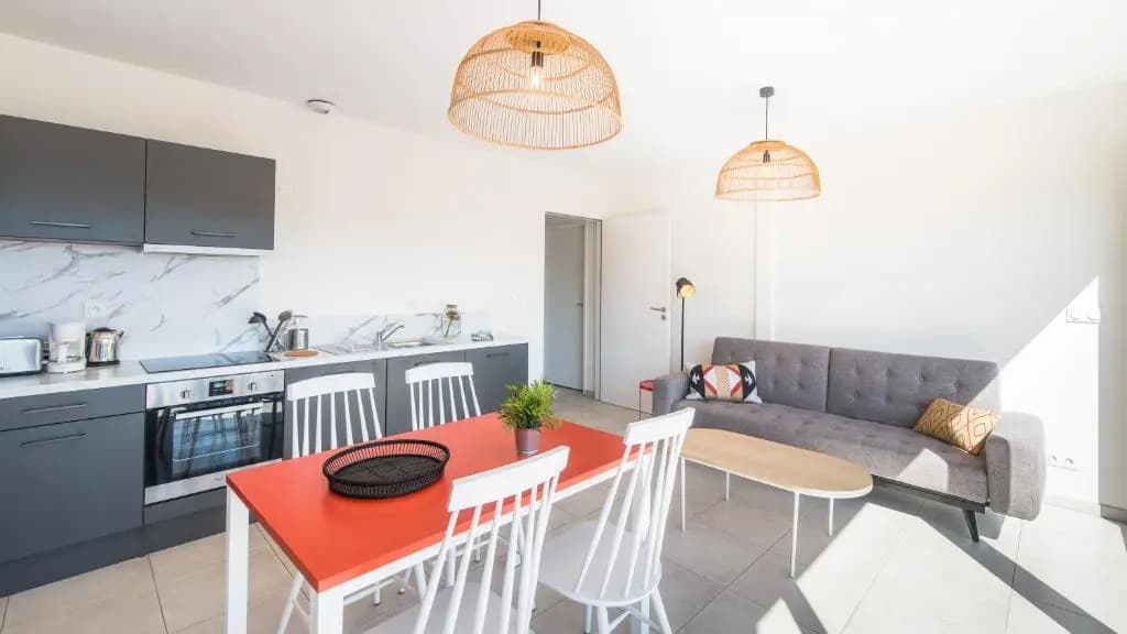 "Le Soleil Levant" avec balcon et parking privé, 2 adultes et 1 enfant - Miniature 8