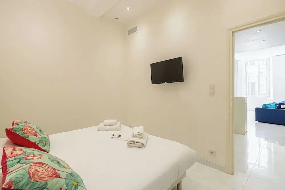 Beautiful Two Bedroom Apartment Near Croisette - Photo 2
