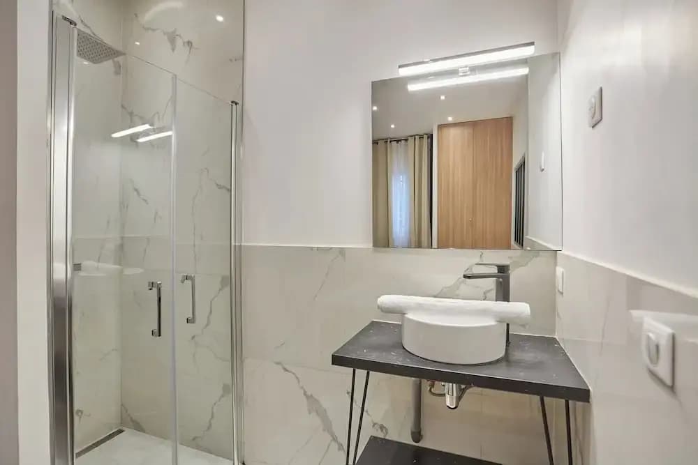 The Upper Marais Superb Apartment for 8 People - Miniature 8