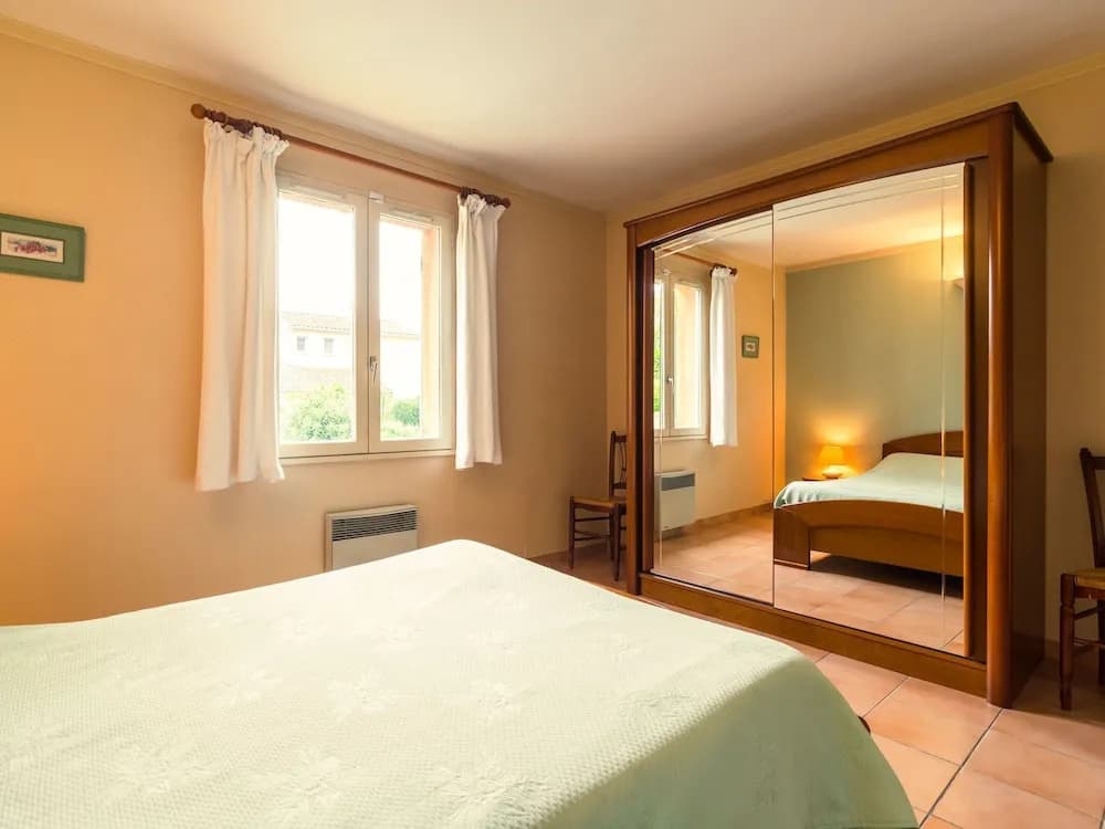 Cozy Holiday Home in Noves with Swimming Pool - Photo 4