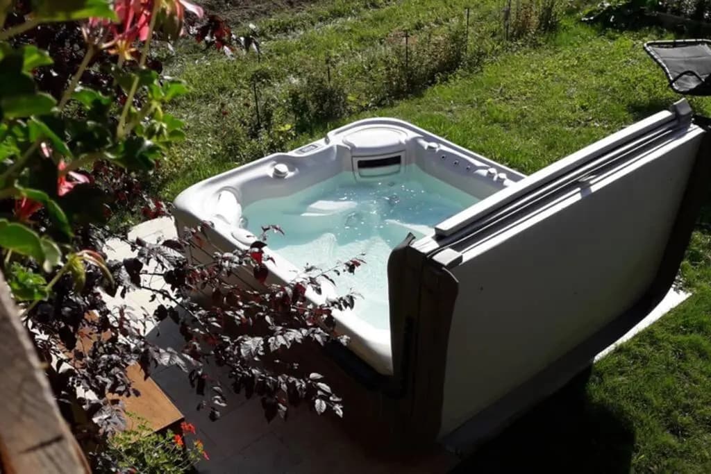 A4 km de Megève très joli studio avec jacuzzi ,vue sur les montagnes au calme - Photo 4