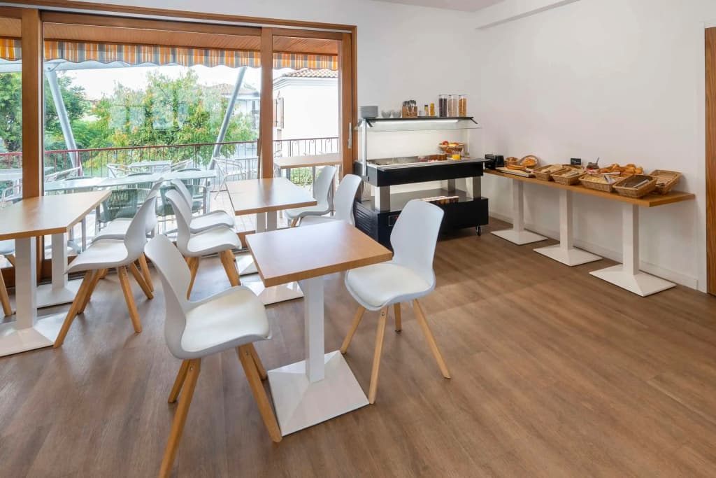 Sure Hotel by Best Western Saintes - Miniature 8