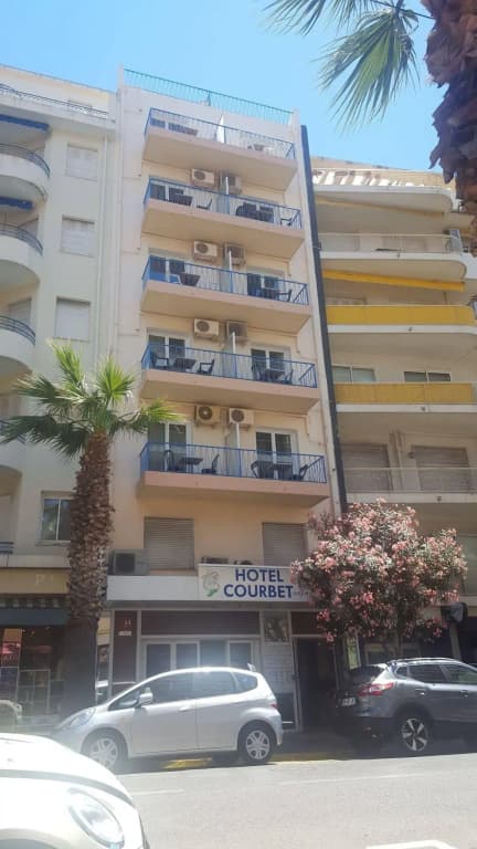 Hôtel Courbet - Photo 1