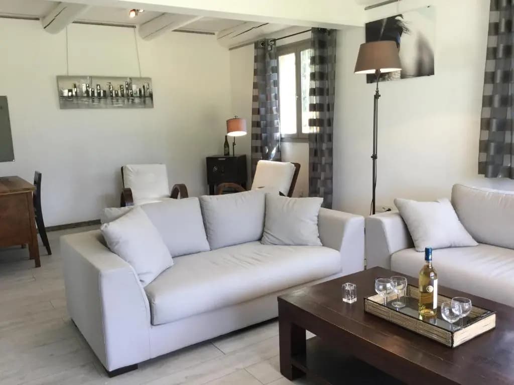 Maison Familiale Climatisée avec Piscine Privée Clôturée et Grand Jardin, située à Fontvieille au cœur des Alpilles, 8 per...