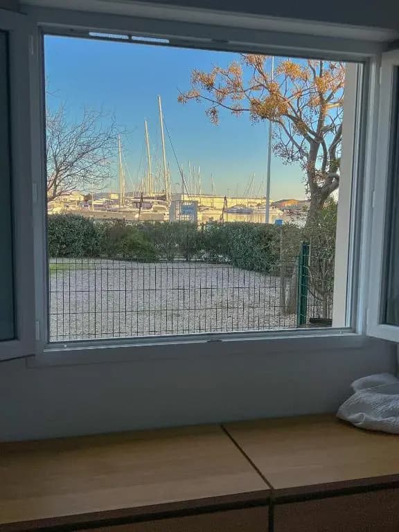 Superbe, face aux bateaux - 2ch + jardin - marina - Miniature 6