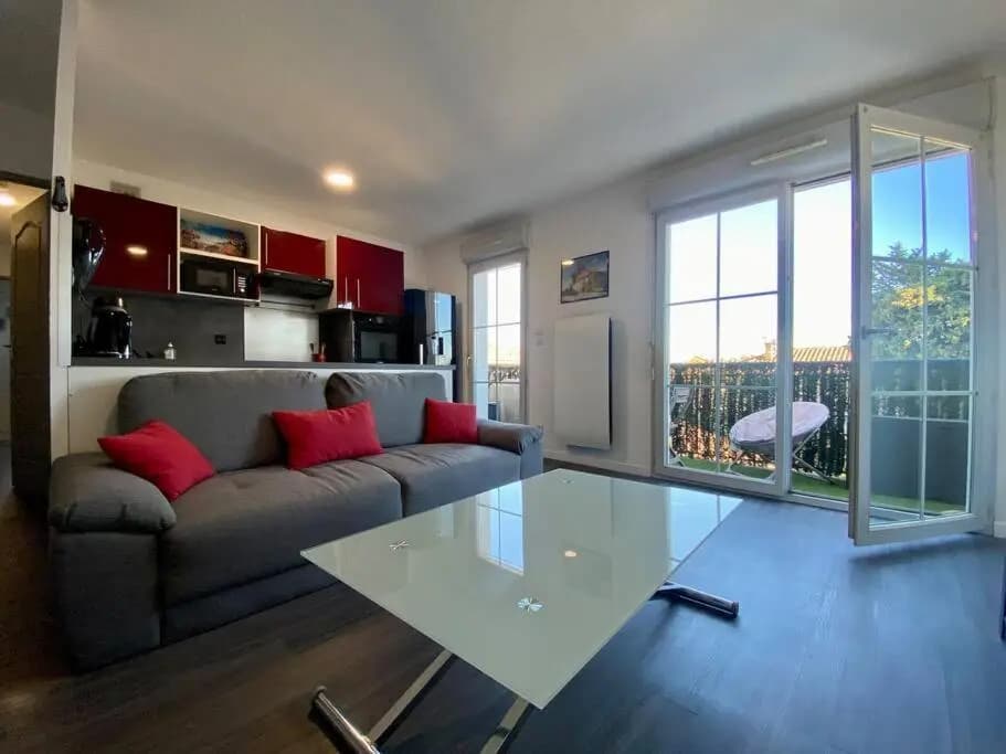 Le 24 février - Lumineux avec balcon et parking gratuit - Photo 2