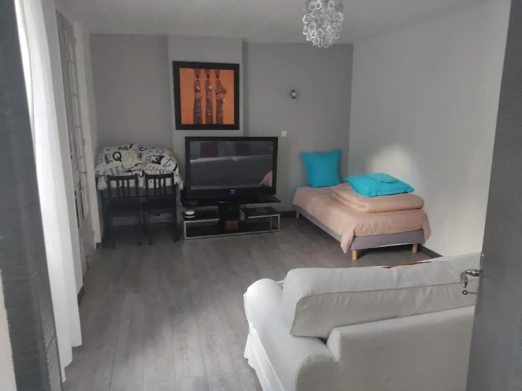 appartement individuelle refais a neuf,ds maison de maître,6 couchages dont un lit kingsize,cuisine avec lave vaisselle,ru...