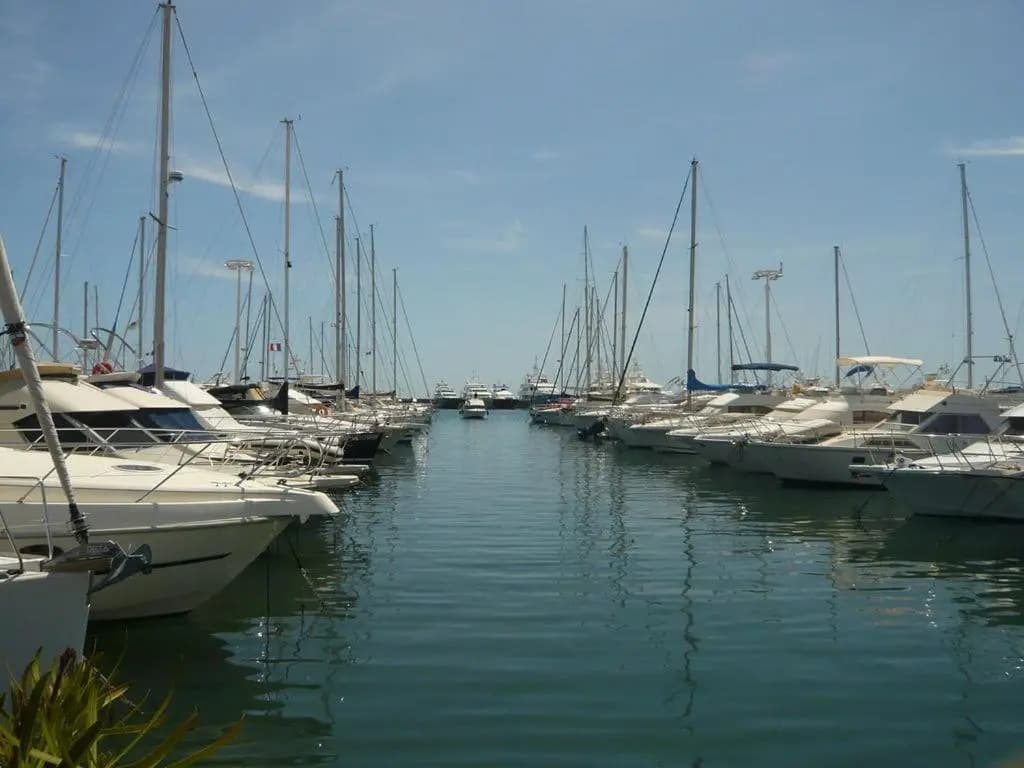 Charmant 2P Vue Mer face au Port de Golfe Juan - Miniature 8