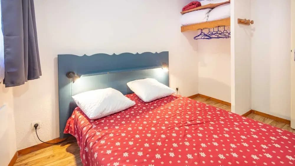 Stylish Alpine Stay for 6 Guests - Photo 4