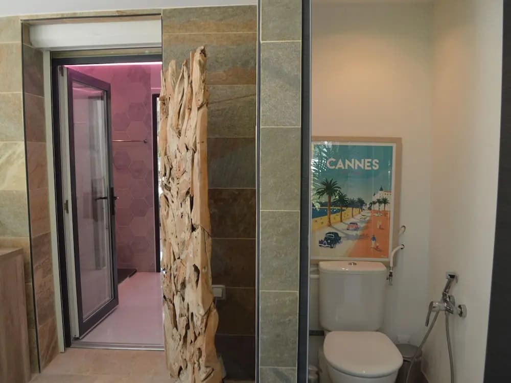 Modern Holiday Home With Private Pool and Garden - Miniature 8