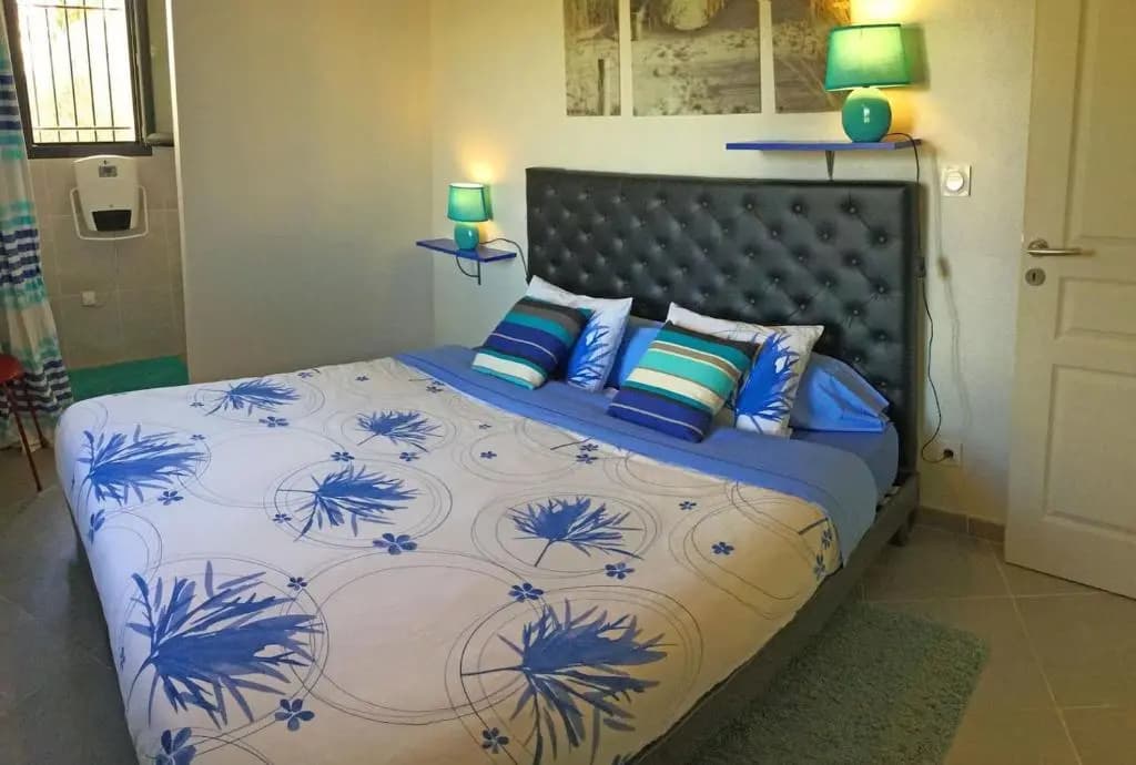 Charmante location vacances climatisée avec piscine proche de L'Isle sur la Sorgue, 8 prs 4 chambres avec salles d'eau con...