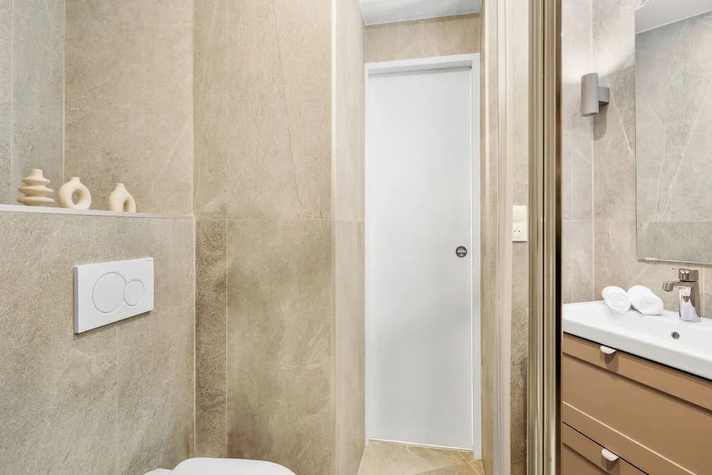 Bright Parisian 1BR by Champs - Miniature 7