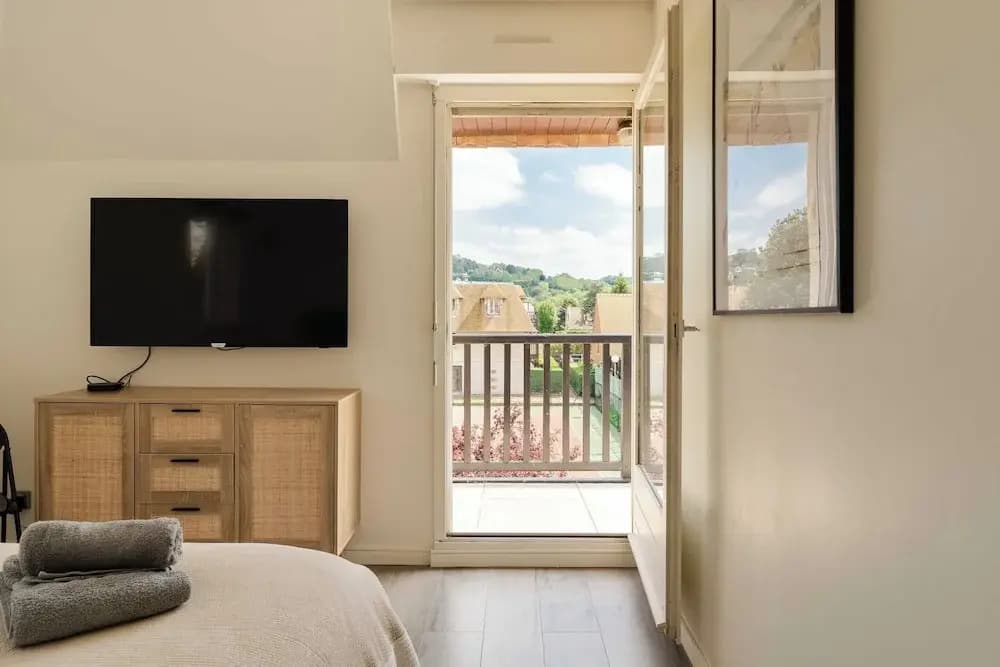 Renovated Apartment Sleeping 6 - Pool and Tennis - Miniature 6