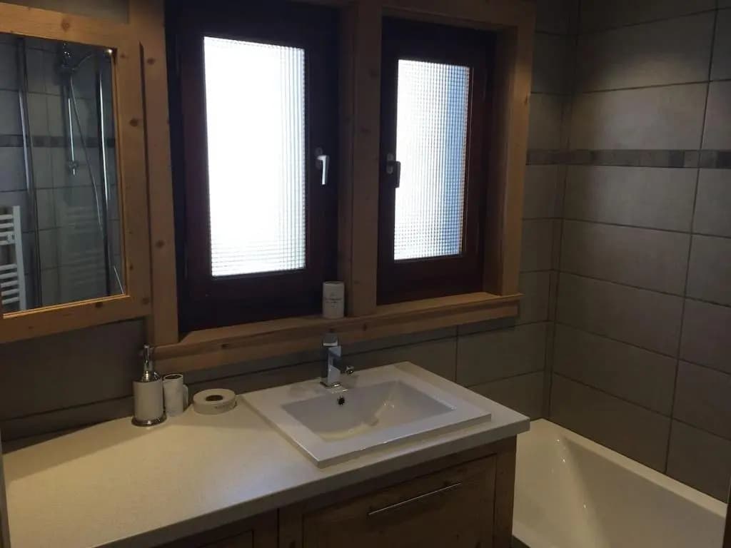 Luxury Apartment, 350m to ski lift, south facing, close to town centre - Miniature 7