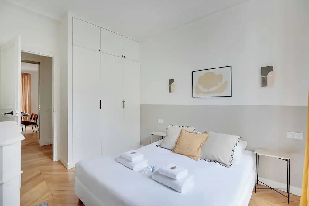 Elegance and Charm in the Chic Town of Neuilly - Photo 3