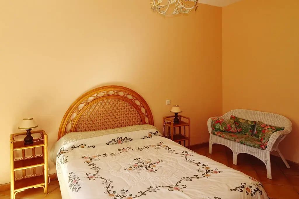 Semi-detached House on a Vineyard, Talais - Photo 1