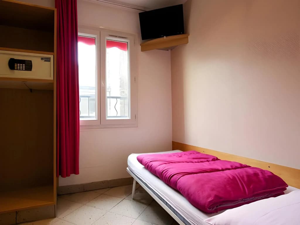 Bastille Hostel - Photo 4