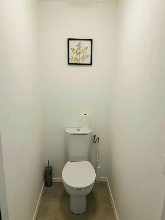 We Live In R - Suite 302 - Miniature 8