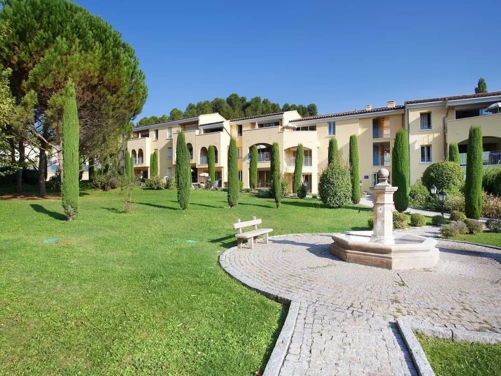 Apartment in Greoux-les-bains Near Lakes - Miniature 8