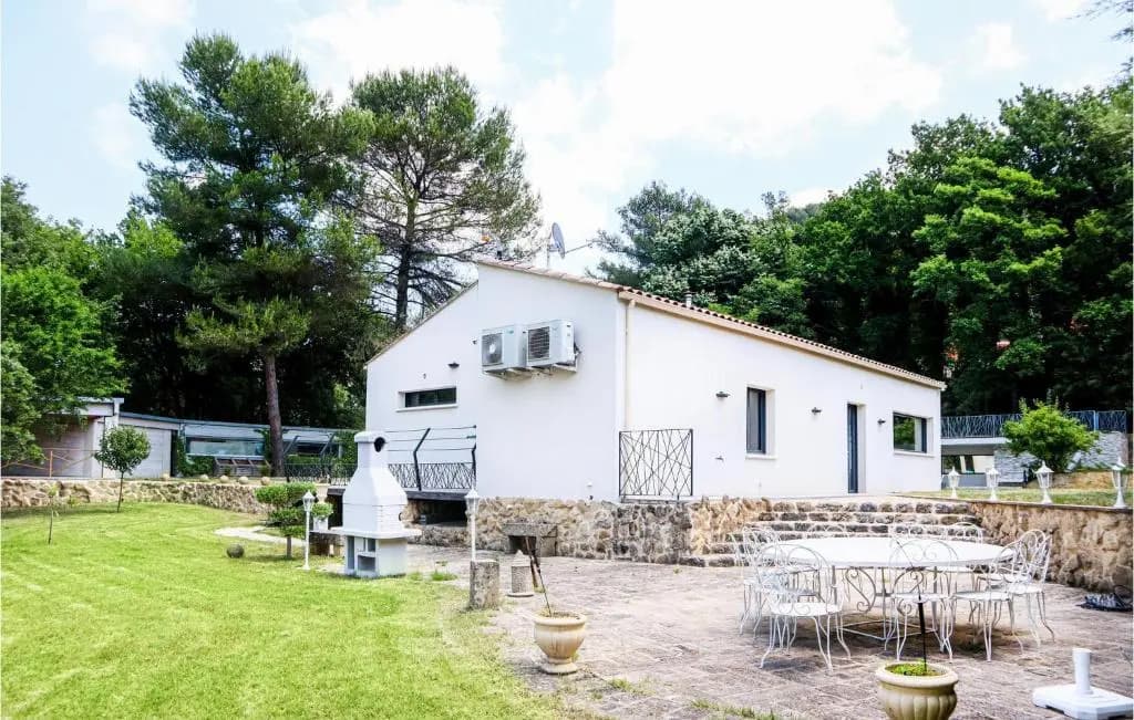 Amazing home in Rognes with 4 Bedrooms, WiFi and Outdoor swimming pool - Photo 4
