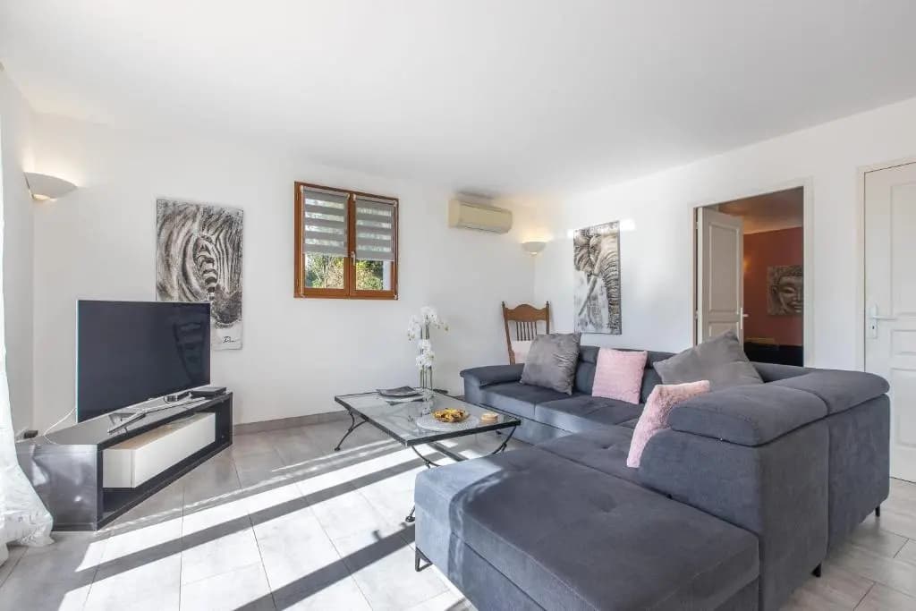 Quiet large 3-bedroom apartment with terrace, garden & incredible Mountain view - Photo 4