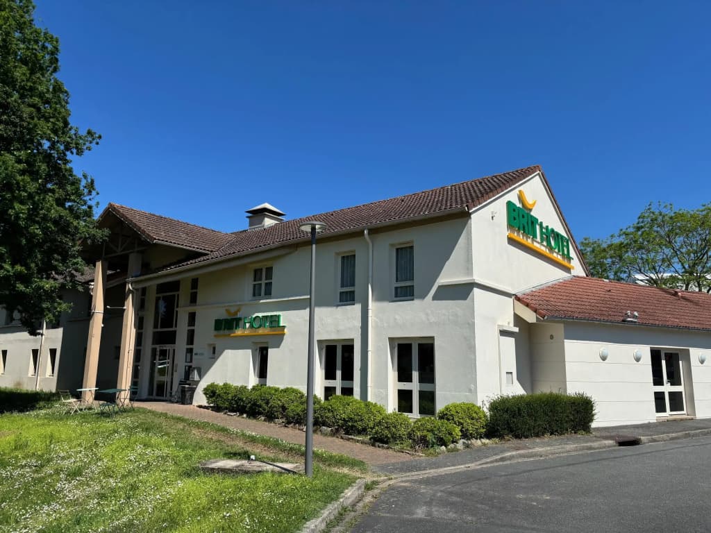 Brit Hotel Essentiel CHOLET - Photo 1