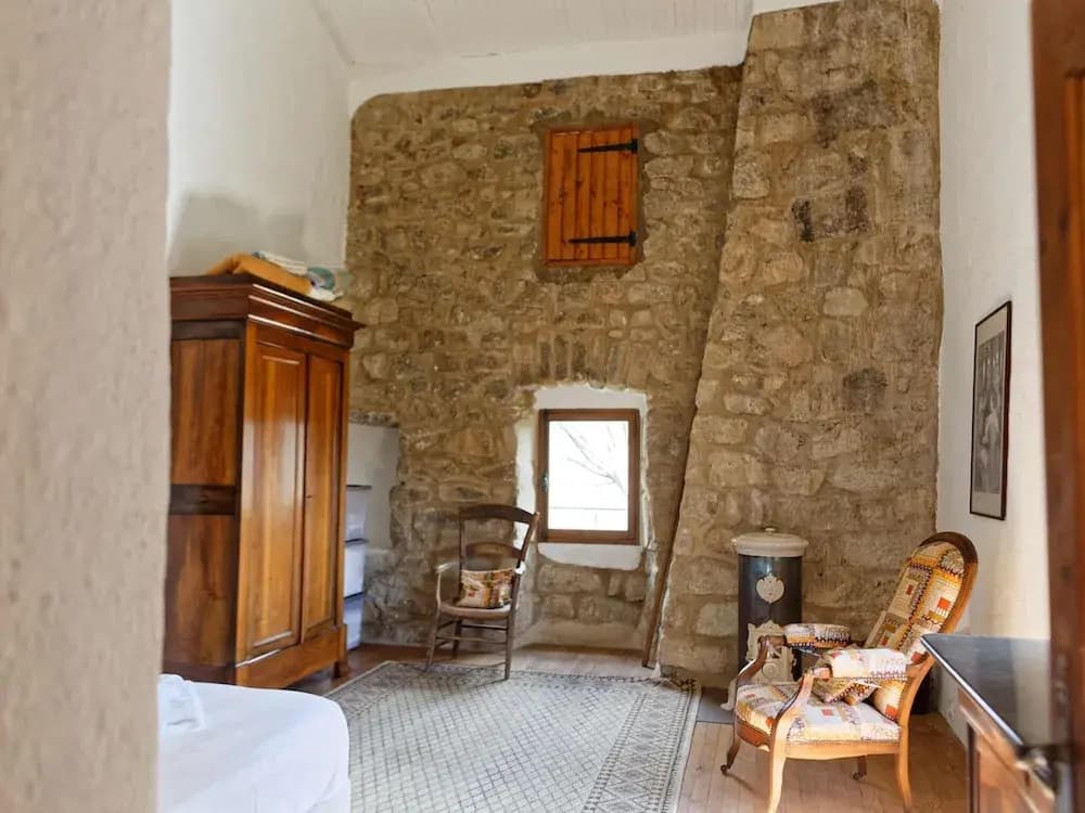 Charming Stone House - Photo 2