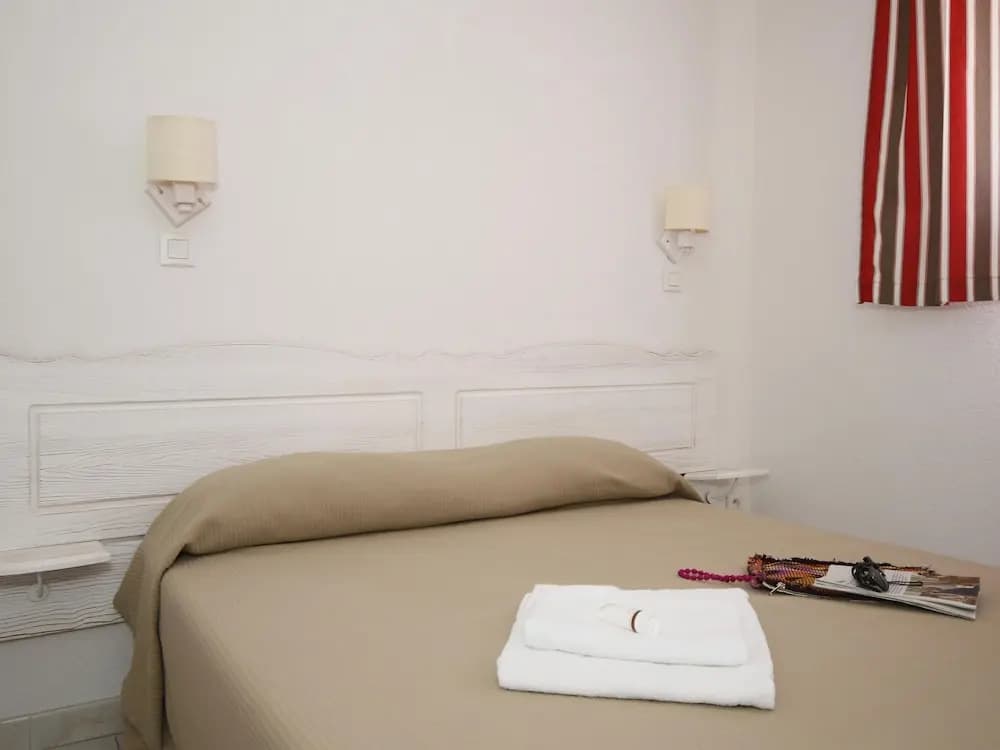 Apartment in Hilltop Setting - Photo 3