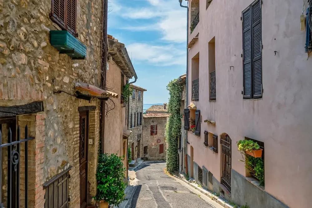 Maison Sans Delai in Cagnes sur Mer - Photo 1
